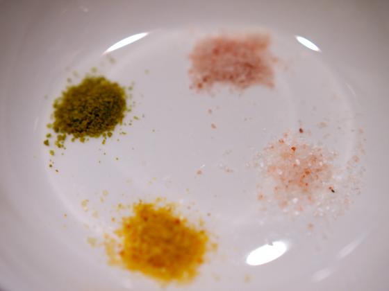 くまモン塩セットの梅塩、紅塩、カレー塩、抹茶塩をお皿に盛りつけた