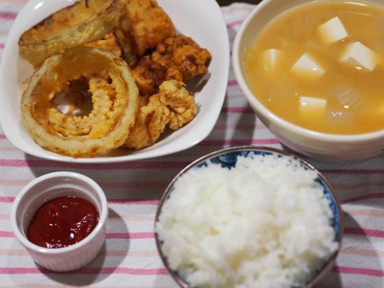 オニオンリングと鶏の唐揚げと豆腐の味噌汁